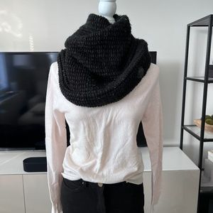Chunky knit infinity scarf (North Face)